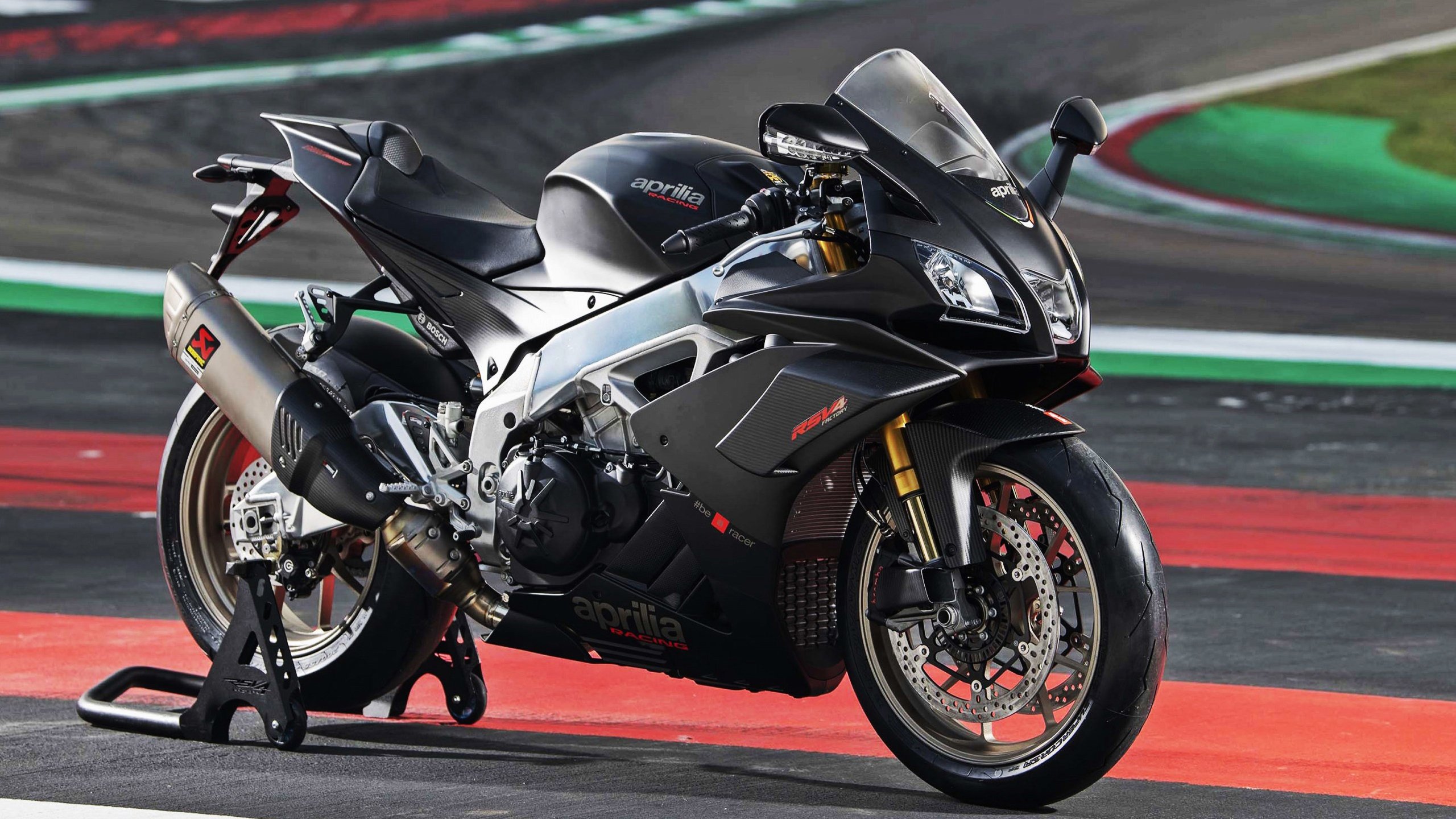 爱游戏官方-法拉利惊险取胜红牛二队，汉密尔顿上演绝地反击